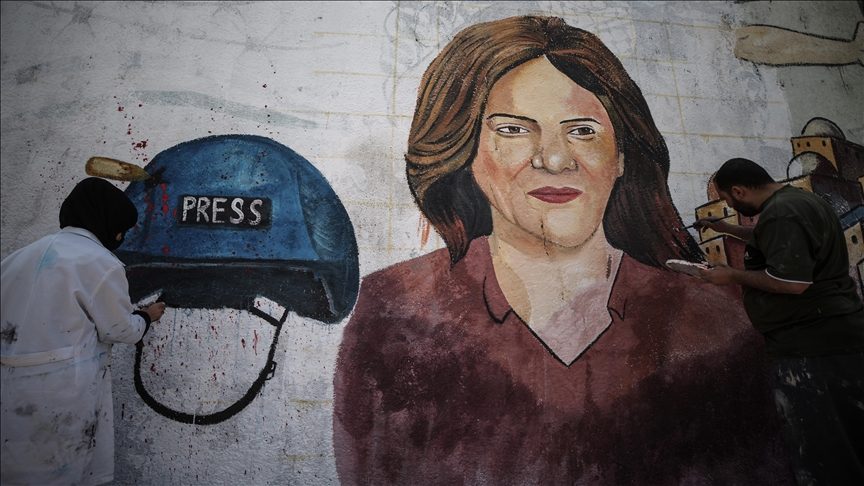 فيديو لمداهمة مكاتب “الجزيرة” في القدس.. الاحتلال يوقف بث القناة داخل الأراضي المحتلة واستنكار فلسطيني 