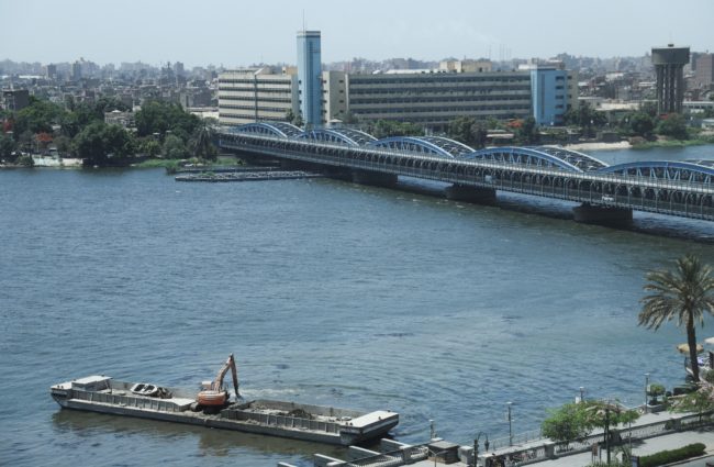 فاكهة تحترق وكهرباء تنقطع ومخاوف من الوفيات.. بلومبيرغ: كيف تحولت الحرارة للعدو الجديد لاقتصاد مصر؟