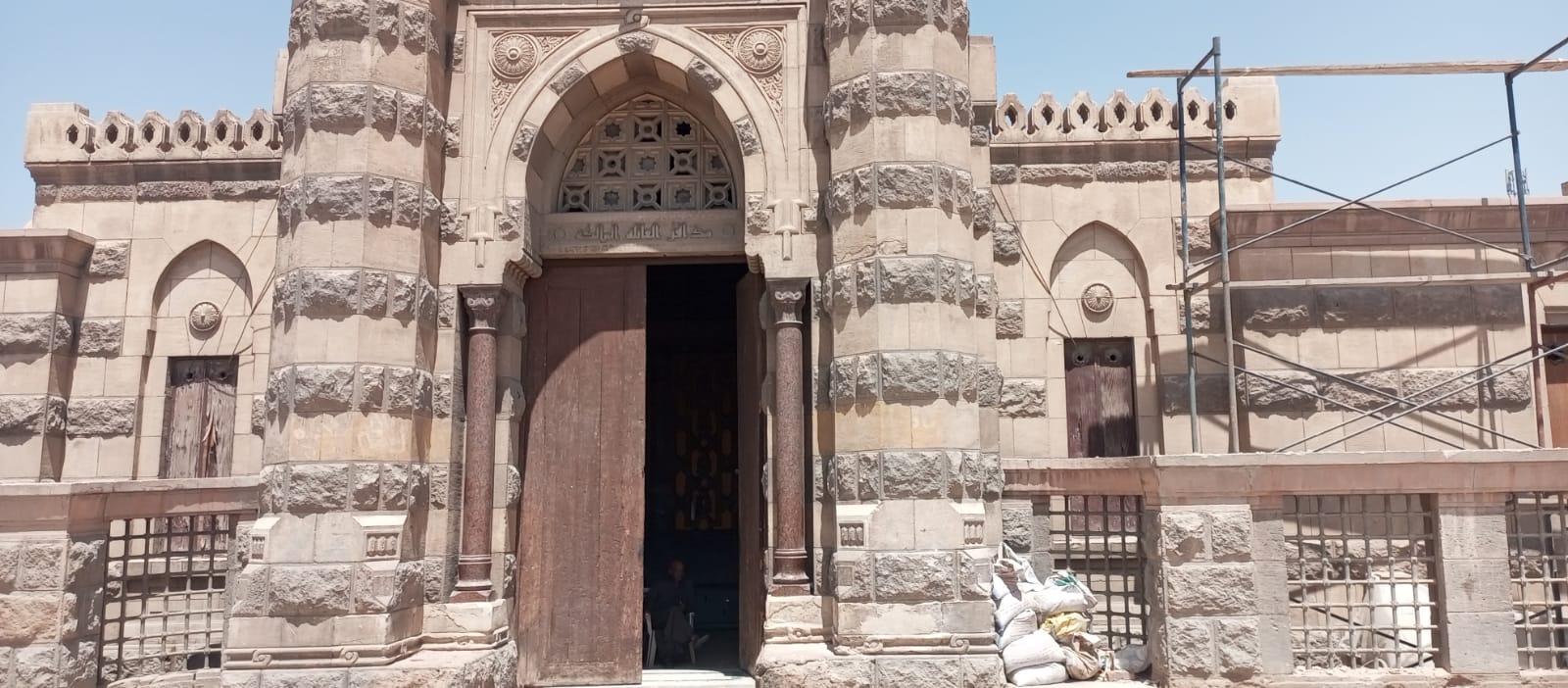 معاناة للأحياء والأموات بسفح المقطم.. تفاصيل مشروع “القاهرة التاريخية” لتطوير مزارات قبور “الصحابة والصالحين”