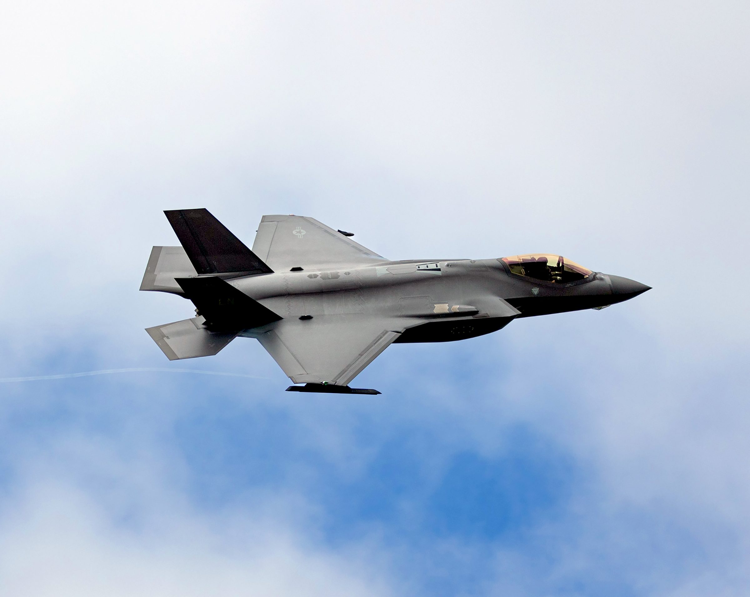 “قوة أمريكا الضاربة”.. أيتهما أقوى مقاتلة البحرية إف 18 أم الطائرة المطورة إف 15 إي إكس؟