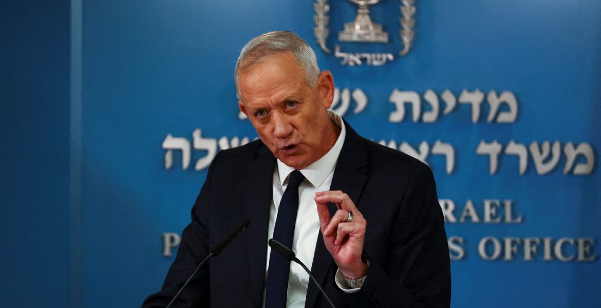 غانتس يضغط على باريس بشأن المعرض الدفاعي.. اتصل على رئيس الوزراء الفرنسي لإعادة النظر في استبعاد إسرائيل