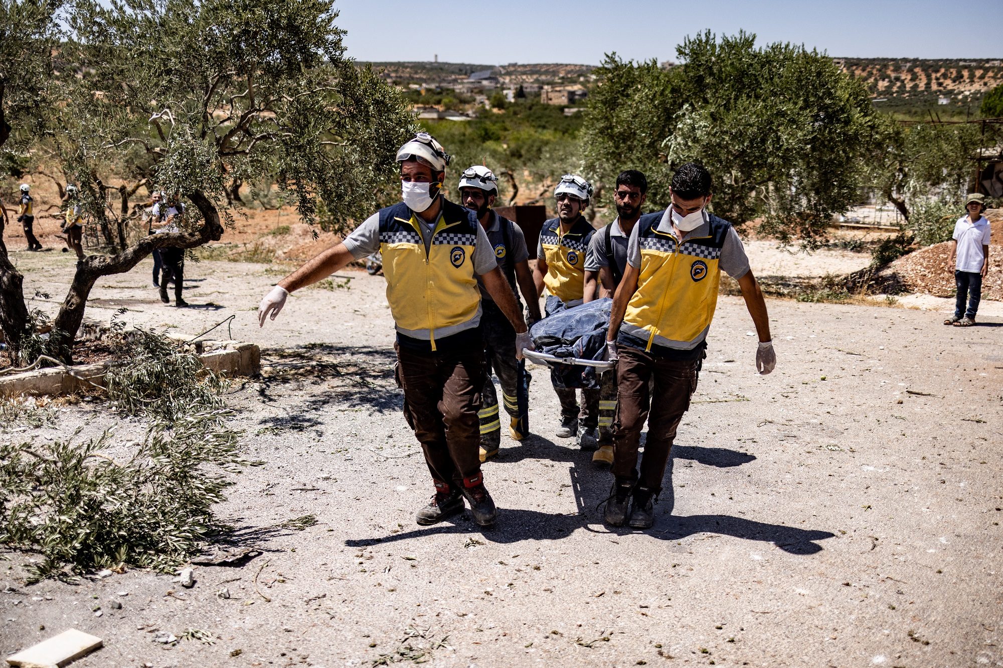 فاجعة في إدلب.. حافلة طلاب تسقط في نهر العاصي وعمليات البحث والإنقاذ مستمرة (فيديو) 