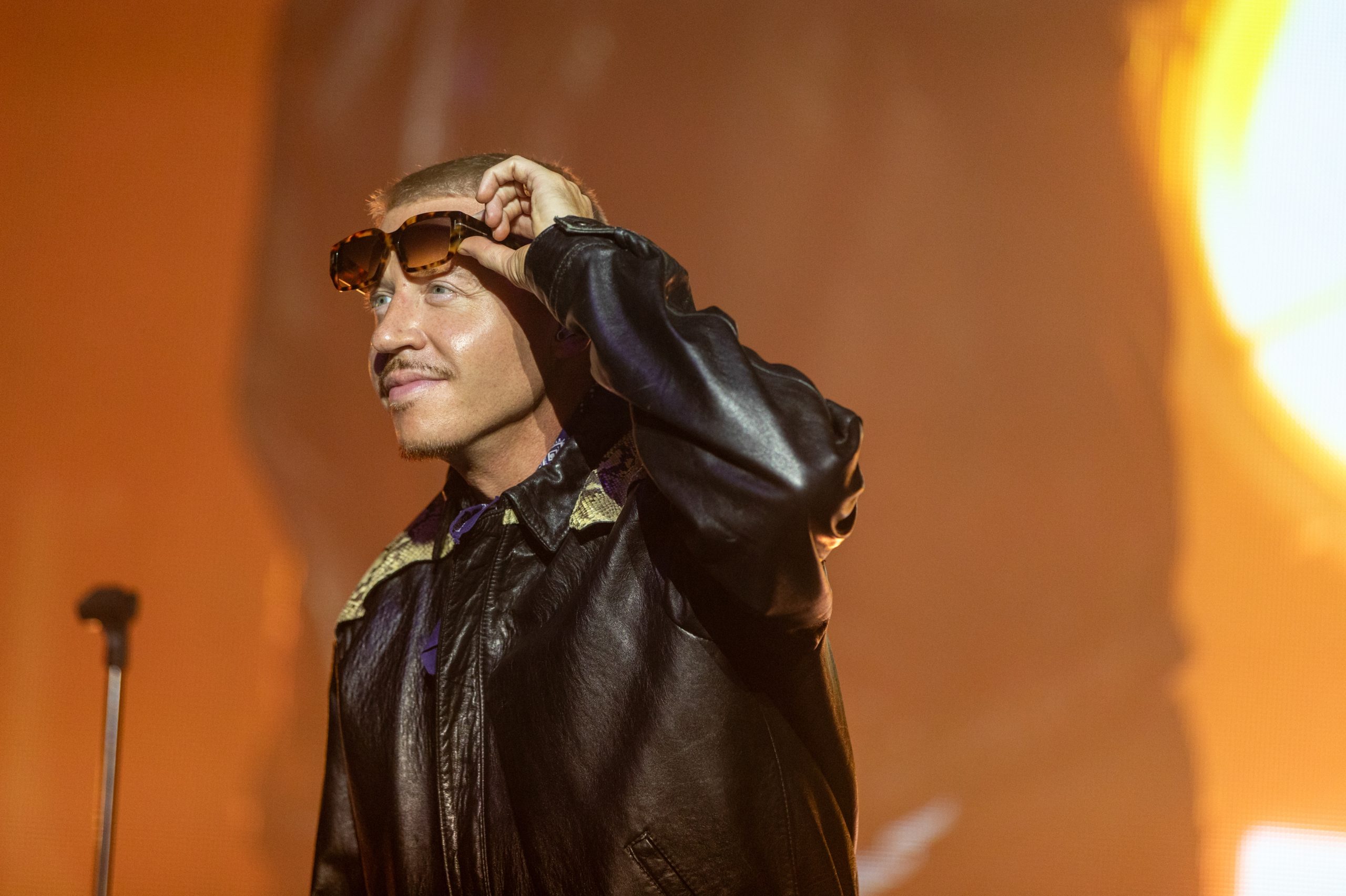 حملة على مواقع التواصل تدعو مغني الراب الأمريكي ماكليمور لإلغاء حفل في الإمارات لدعمها الصراع بالسودان  