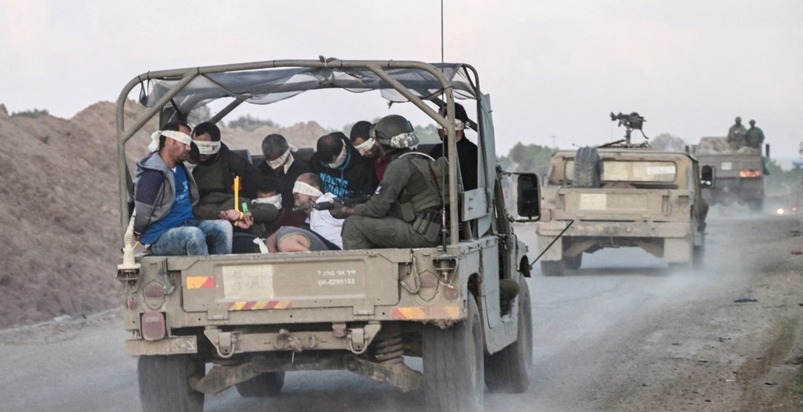 “أجساد نحيلة تظهر عليها علامات التعذيب”.. إسرائيل تفرج عن 33 فلسطينياً اعتقلتهم خلال اجتياح قطاع غزة