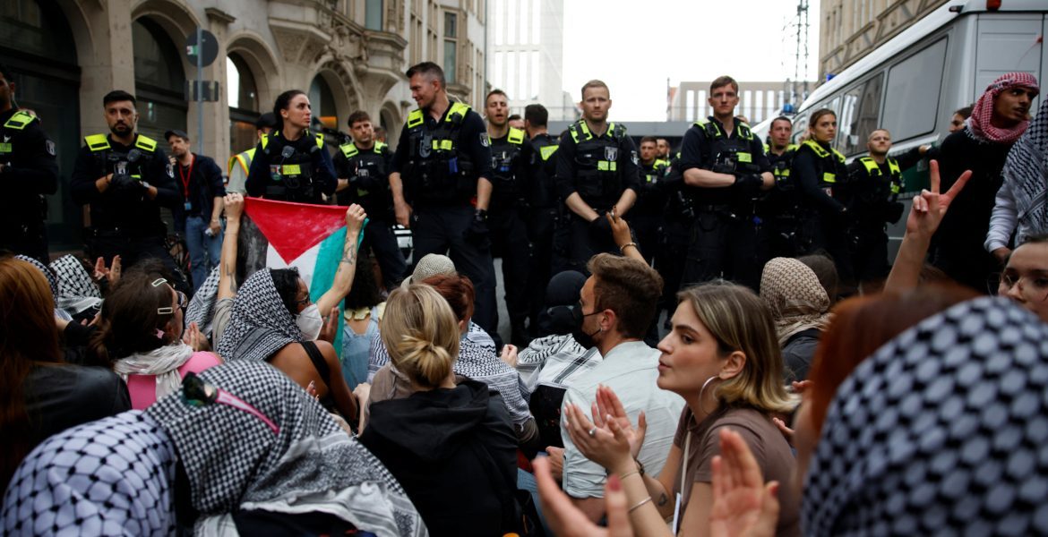 2000 أكاديمي بألمانيا يطالبون باستقالة وزيرة البحث العلمي.. تبحث “عقابهم” لموقفهم من الحرب على غزة