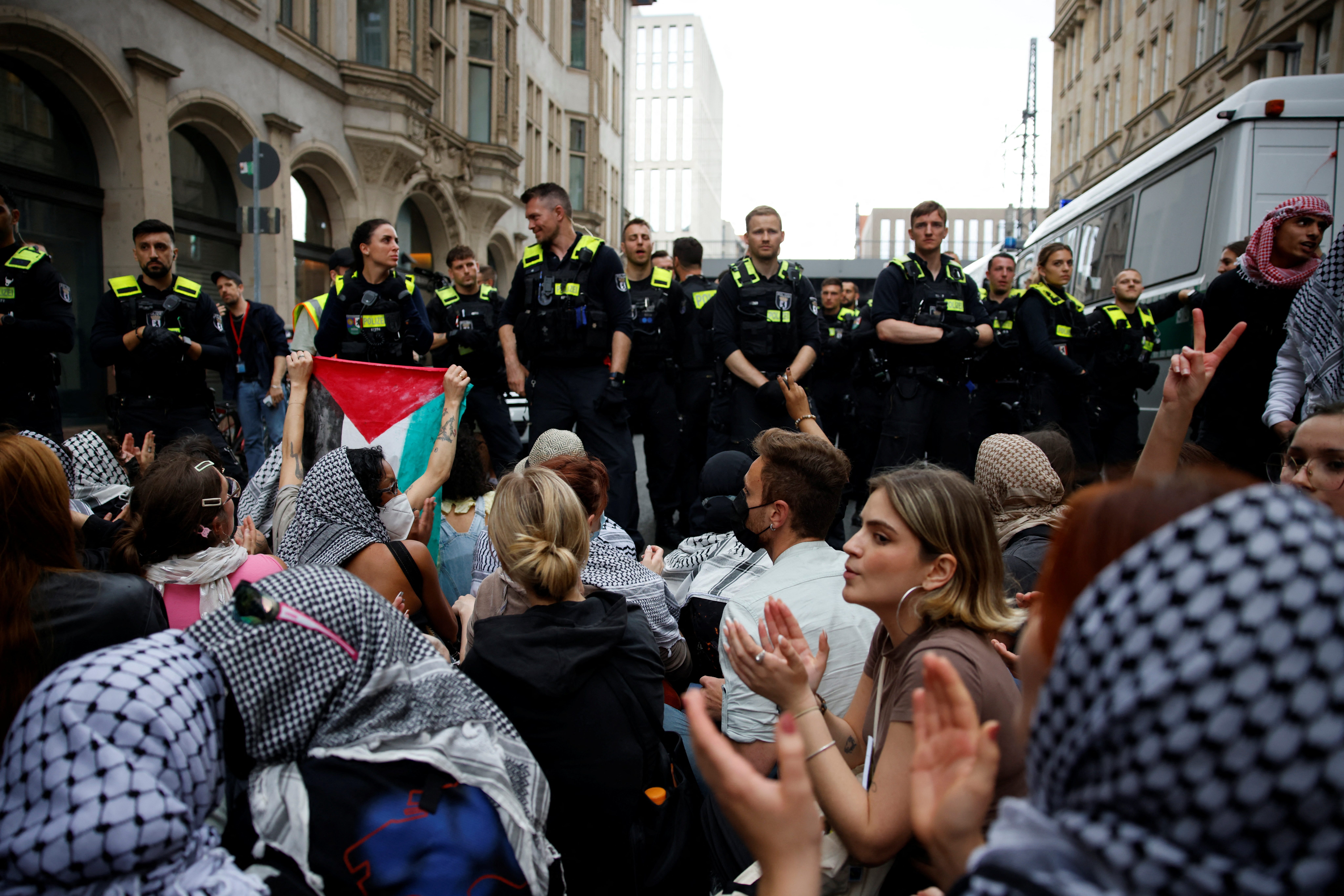 قطع تمويل أكاديميين