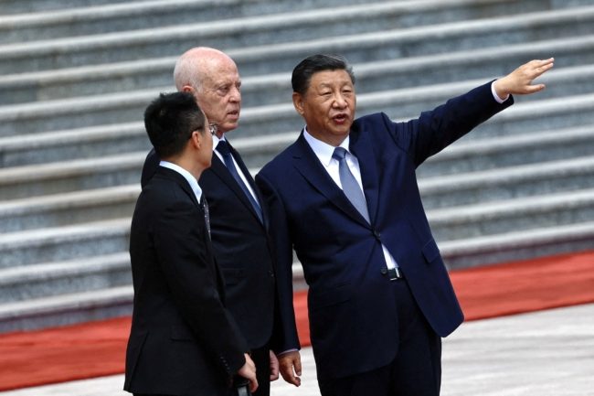 توجه قيس سعيّد شرقاً يُقلق الاتحاد الأوروبي.. هكذا أصبحت تونس أقرب إلى روسيا والصين من الغرب