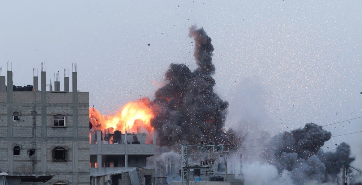 30 شهيداً في غزة خلال الـ24 ساعة الماضية.. وجيش الاحتلال يواصل توغله في رفح ووسط القطاع