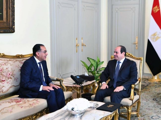 الذبح في أفريقيا وشراء الأضحية بالتقسيط.. مصريون يبحثون عن بدائل بسبب الأزمة الاقتصادية وارتفاع أسعار الأكباش