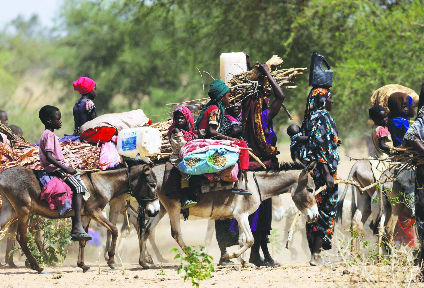 لاجئون سودانيون فرّوا من العنف في دارفور يتنقلون قرب الحدود مع تشاد 