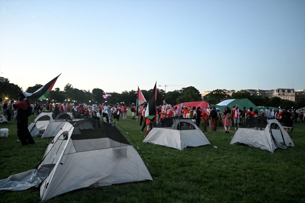 مخيماً أمام البيت الأبيض