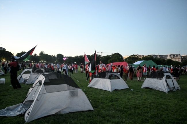 متظاهرون يقيمون مخيماً أمام البيت الأبيض بواشنطن.. طالبوا بايدن بـ”الالتزام بالخط الأحمر بشأن غزة”