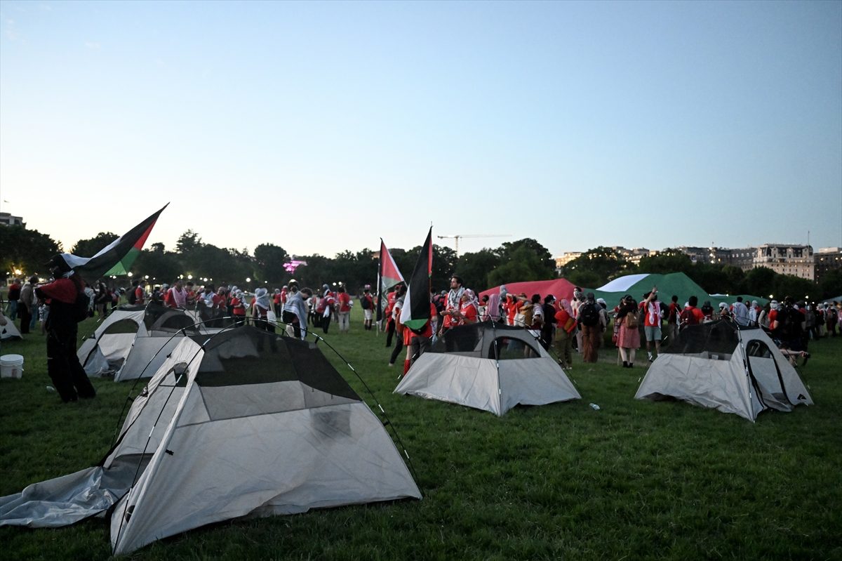 مخيماً أمام البيت الأبيض