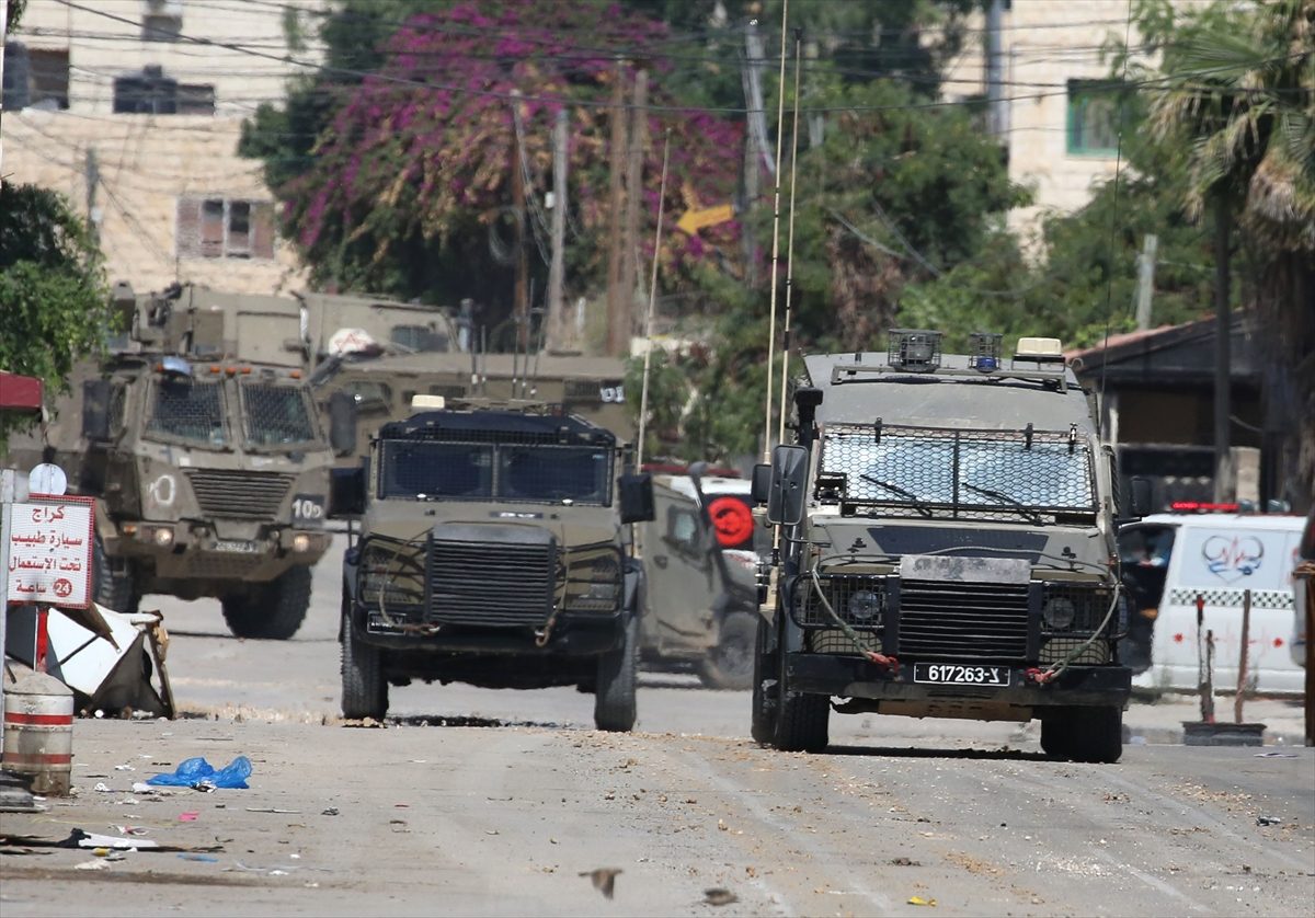 قوات الاحتلال تقتحم مخيمي جنين وعقبة جبر بالضفة الغربية.. اشتبكت مع فلسطينيين وشنت حملة اعتقالات