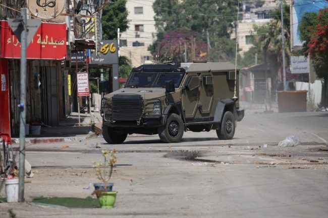 الاحتلال يستخدم مصاباً كـ”درع بشري” بجنين!.. الجيش الإسرائيلي قام بتقييده على مقدمة جيب عسكري (فيديو)