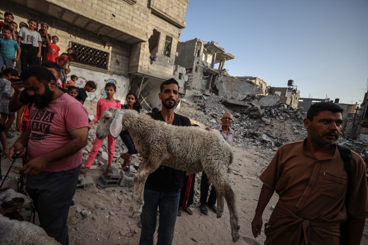 غزيون يذبحون الأضاحي