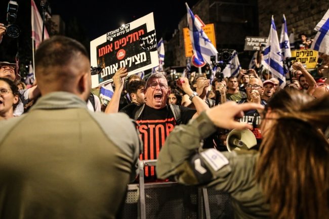 آلاف الإسرائيليين يتظاهرون للمطالبة بصفقة تبادل.. والشرطة تشتبك مع العشرات منهم (فيديو)