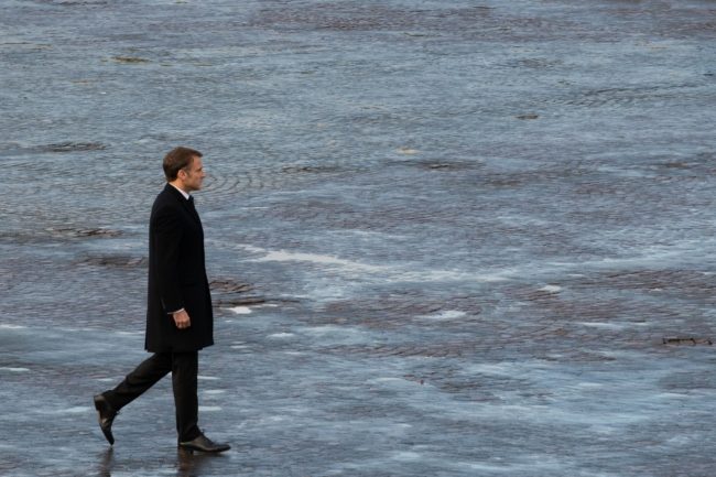 حلفاء ماكرون ينفضون من حوله.. الرئيس الفرنسي يستعد للتعايش “وحيداً” مع اليمين المتطرف في الحكم