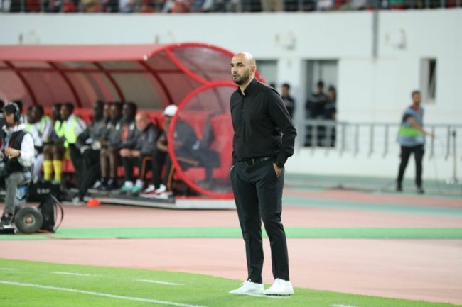 “صراع” بين اللاعبين وتخبط للمدرب وليد الركراكي.. كواليس “تنافر” يهدد مستقبل المنتخب المغربي 