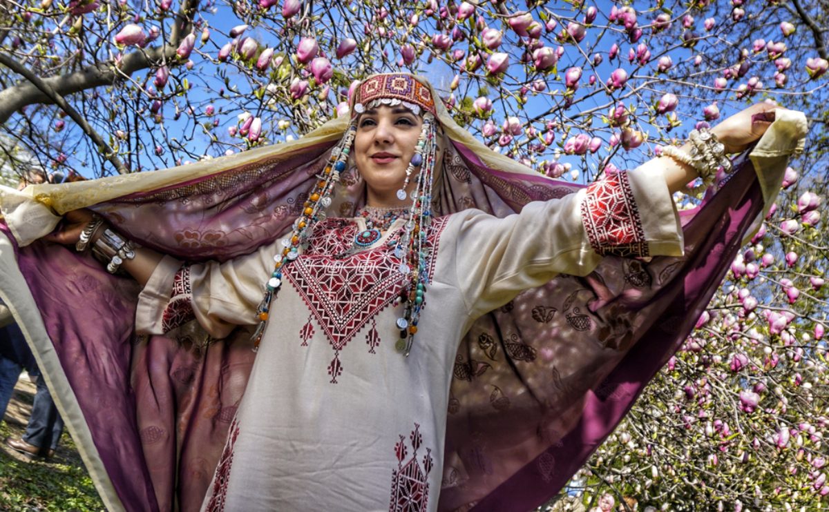 ترتديه بعض مضيفات طيران الاحتلال الإسرائيلي! الثوب الفلسطيني بين التراث والسرقة