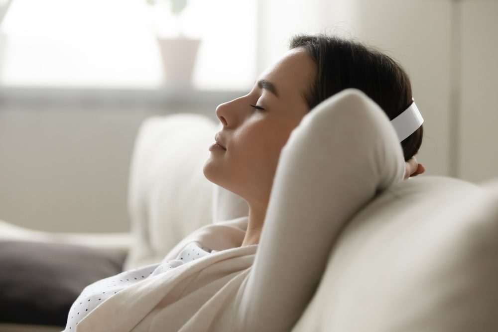 سيدة تستخدم تطبيقات النوم