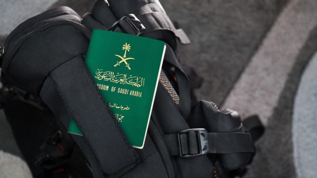 يحتل المرتبة الـ62 عالمياً والـ6 عربياً.. قوة جواز السفر السعودي 2024 والدول التي يسمح بدخولها