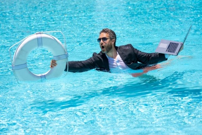 تحرق طاقتك في مساعدة الآخرين على حساب نفسك؟ قد تكون مصاباً بـ”عقدة المنقذ” التي تدمّر صاحبها