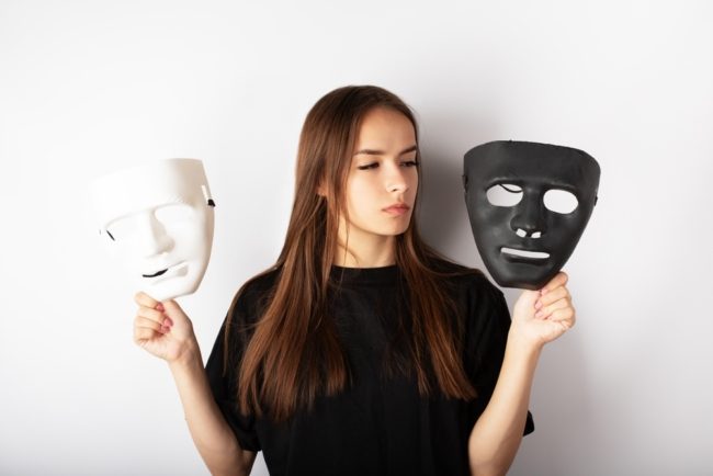 يقلّد طريقة لباسك ويحملك فوق طاقتك؟ قد تكون صديقاً لشخصية سيكوباتية دون أن تدري.. إليك 10 طرق استطاع أن يخدعك بها