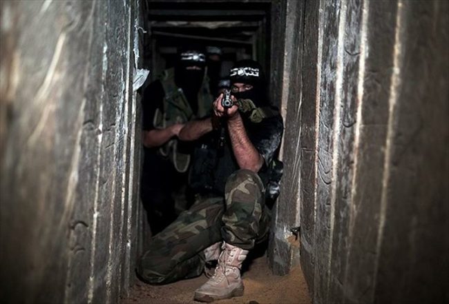 القسام تستعرض مشاهد من الاستيلاء على آلية مفخخة وطائرات مسيرة!.. نشرت صورة غامضة فيها جنود وكتبت: ما خفي أعظم