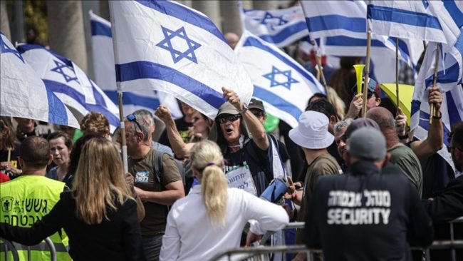 مئات المستوطنين يقتحمون المسجد الأقصى.. الاحتلال يحوّل القدس لـ”ثكنة عسكرية” قبيل “مسيرة الأعلام”