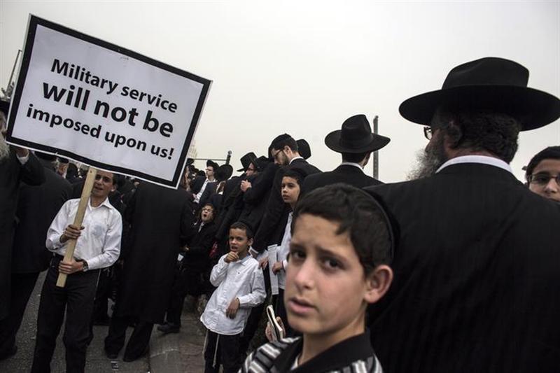 أغلقوا شارعاً في تل أبيب.. يهود الحريديم يحتجون على قانون التجنيد وشرطة الاحتلال تعتقل بعضهم
