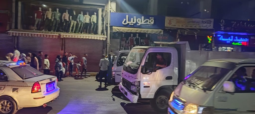 سيارات الحى وهى تمر بعد التأكد من الغلق