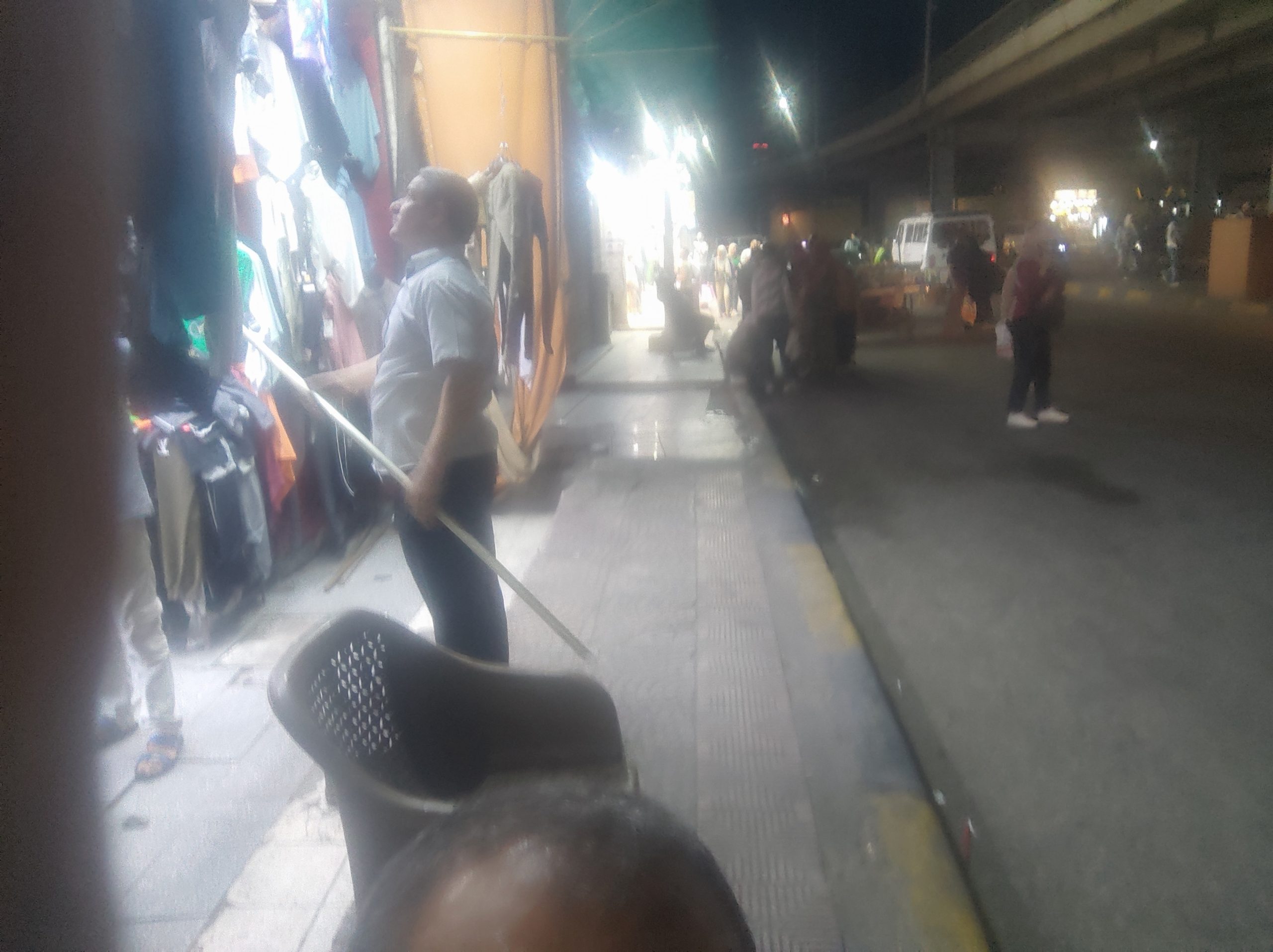 قرار إغلاق المحلات التجارية قبل العاشرة والنصف