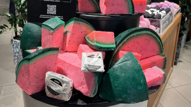 شركة تجميل بريطانية تبيع صابون البطيخ لدعم أطفال غزة.. تعرَّضت لحملات من مناصري إسرائيل مراراً