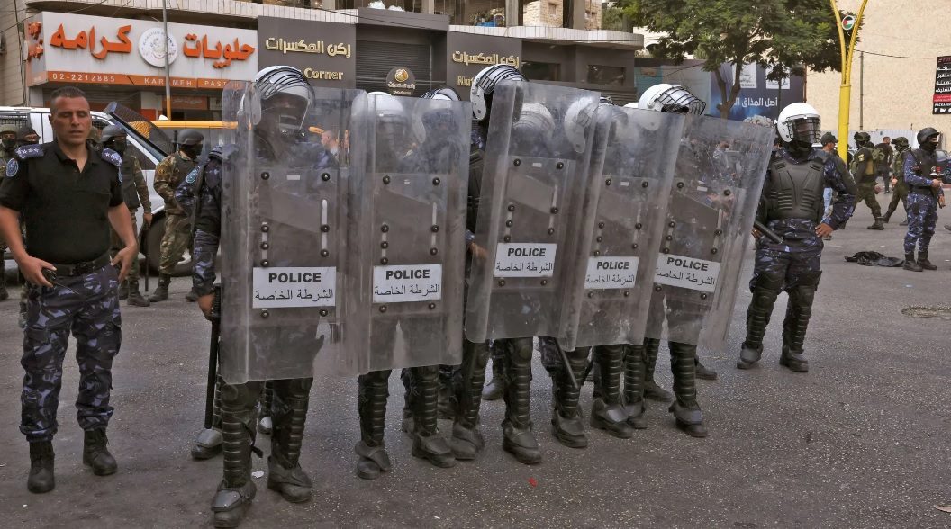 السلطة الفلسطينية تفشل في اعتقال قائد كتيبة طولكرم.. حاصرت المستشفى التي يُعالج بها فهبّ المواطنون لإنقاذه