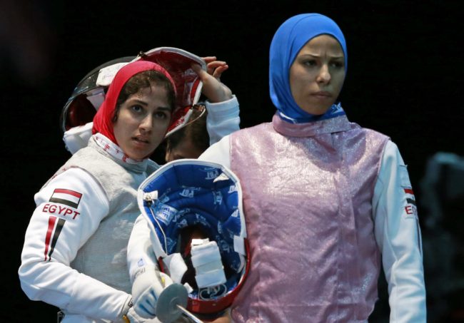 بين منع فرنسا الحجاب، وتخلي مصريات عن البكيني.. تاريخ من التحيز ضد ملابس النساء “غير الكاشفة” في المسابقات الرياضية