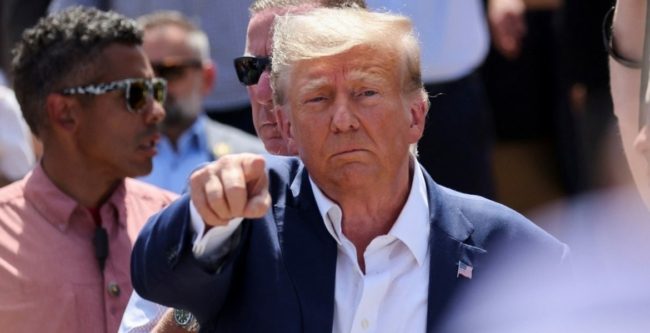 ” دعني أحضر حذائي”! ترامب انشغل بالبحث عن حذائه وسط محاولات إنقاذه بعد إطلاق النار عليه