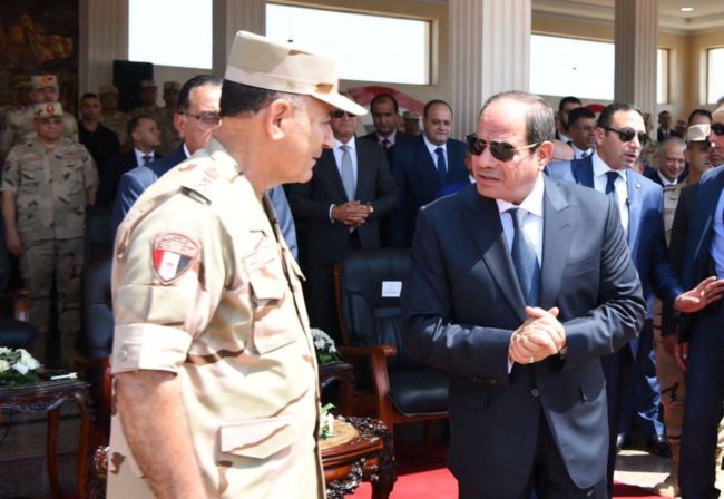 إقالة رئيس الأركان أسامة عسكر تثير جدلاً على مواقع التواصل.. كيف فسر المصريون قرار السيسي؟