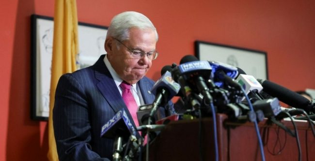 لجنة بمجلس الشيوخ الأمريكي تتخذ خطوة أولى نحو فصل محتمل للسيناتور مينينديز المتهم بتلقي رشاوى من مصر