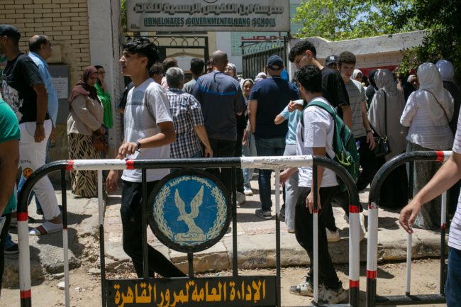 مصادر تكشف ما يحدث في لجان الثانوية العامة في مصر.. نواب برلمان وقيادات حزبية يسهلون عمليات الغش بمقابل مادي