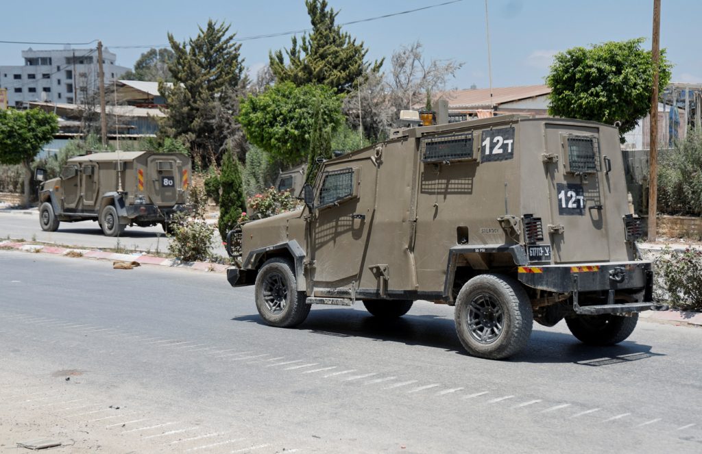 الاحتلال يحاصر مستشفيين