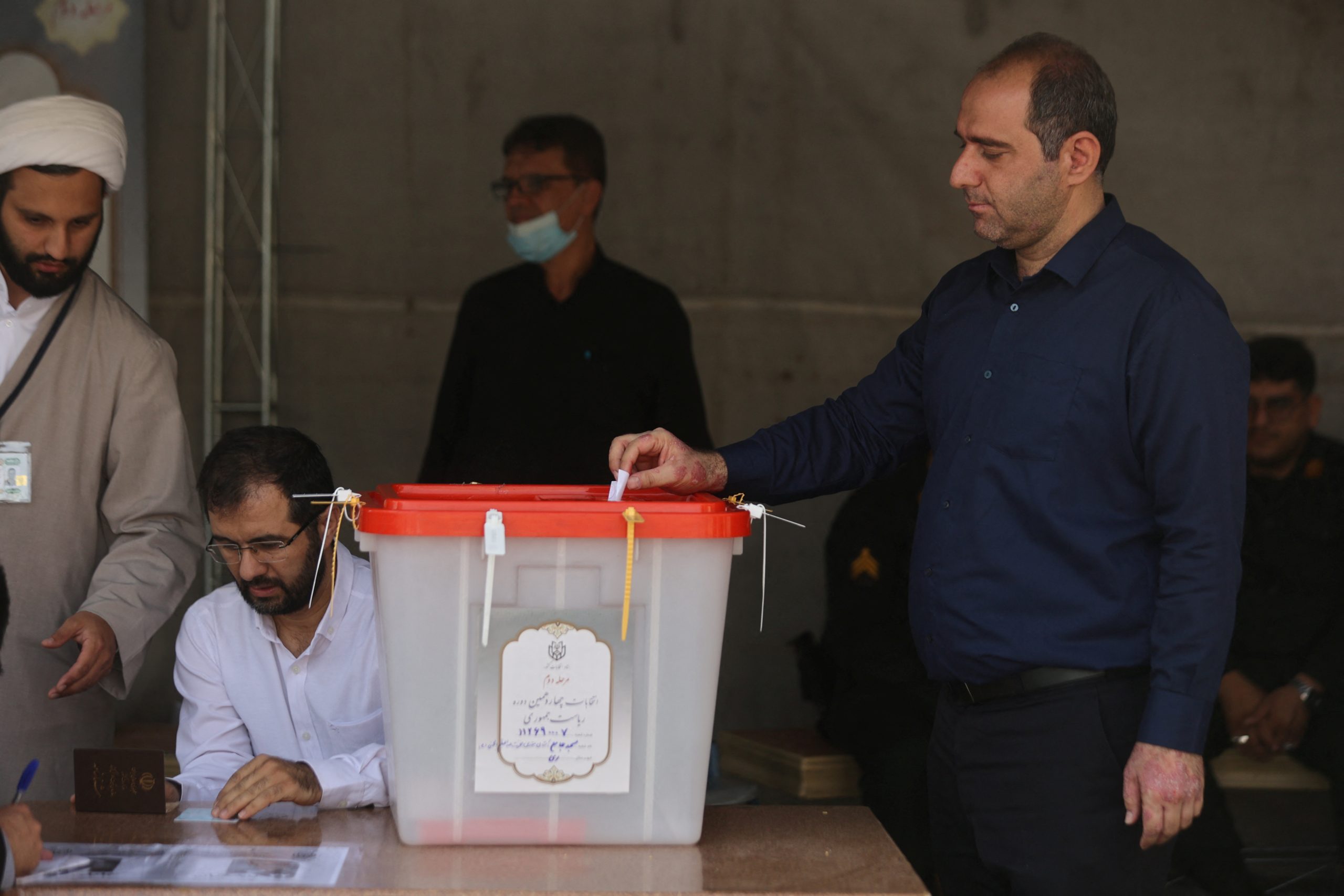 انطلاق عملية التصويت في الجولة الثانية من الانتخابات الرئاسية الإيرانية