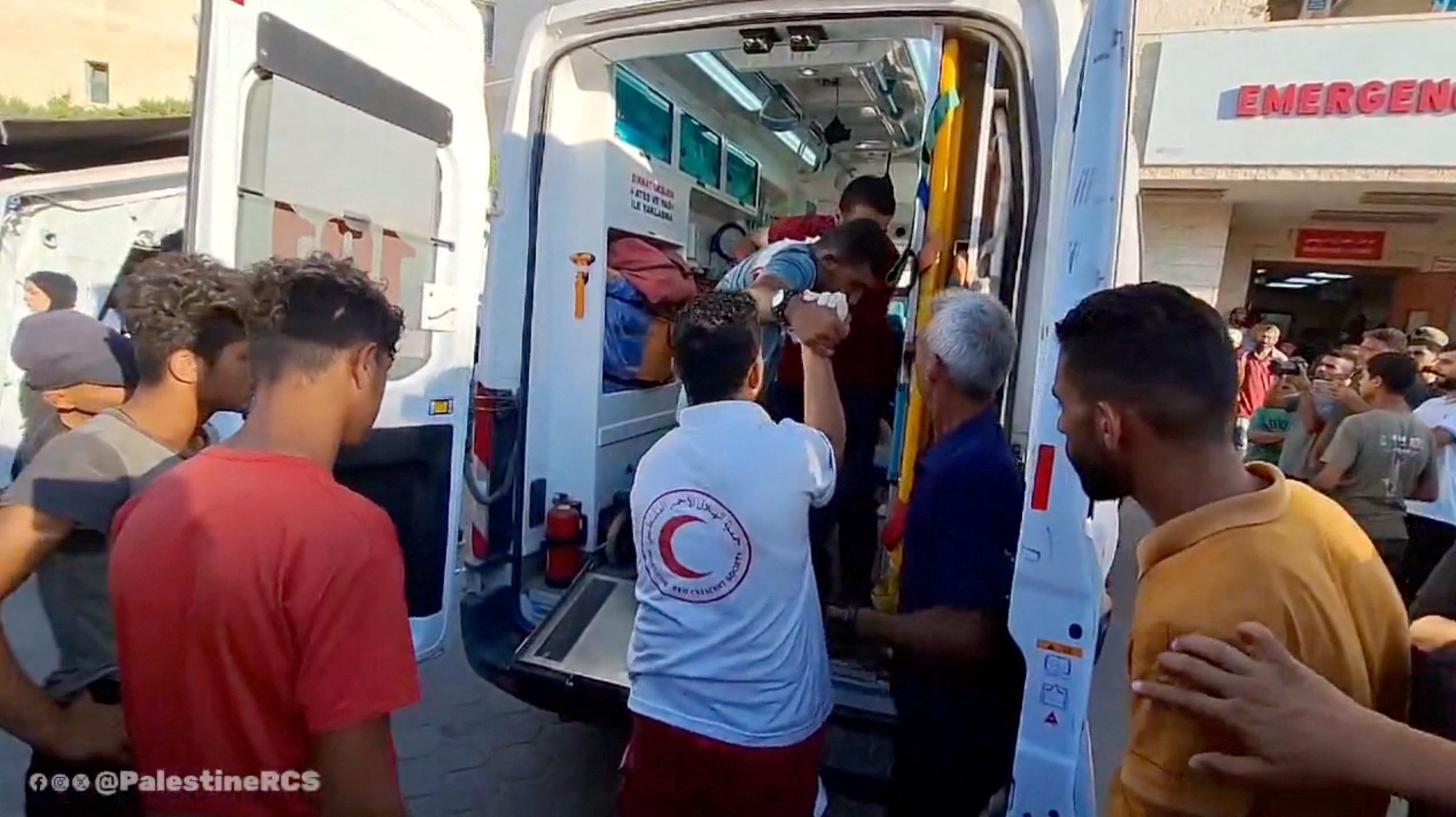 شهداء مكبلي الأيدي