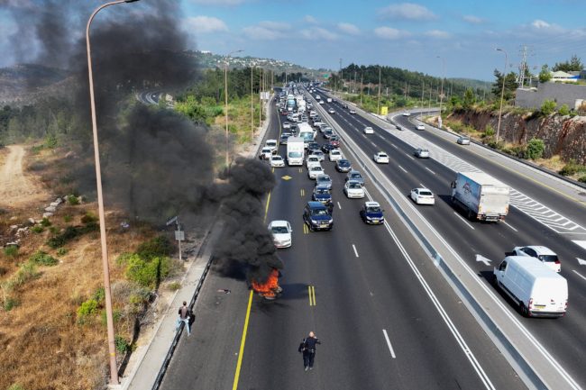 يوم الشلل الكبير.. مظاهرات أمام منازل وزراء حكومة نتنياهو تطالب بصفقة مع حماس