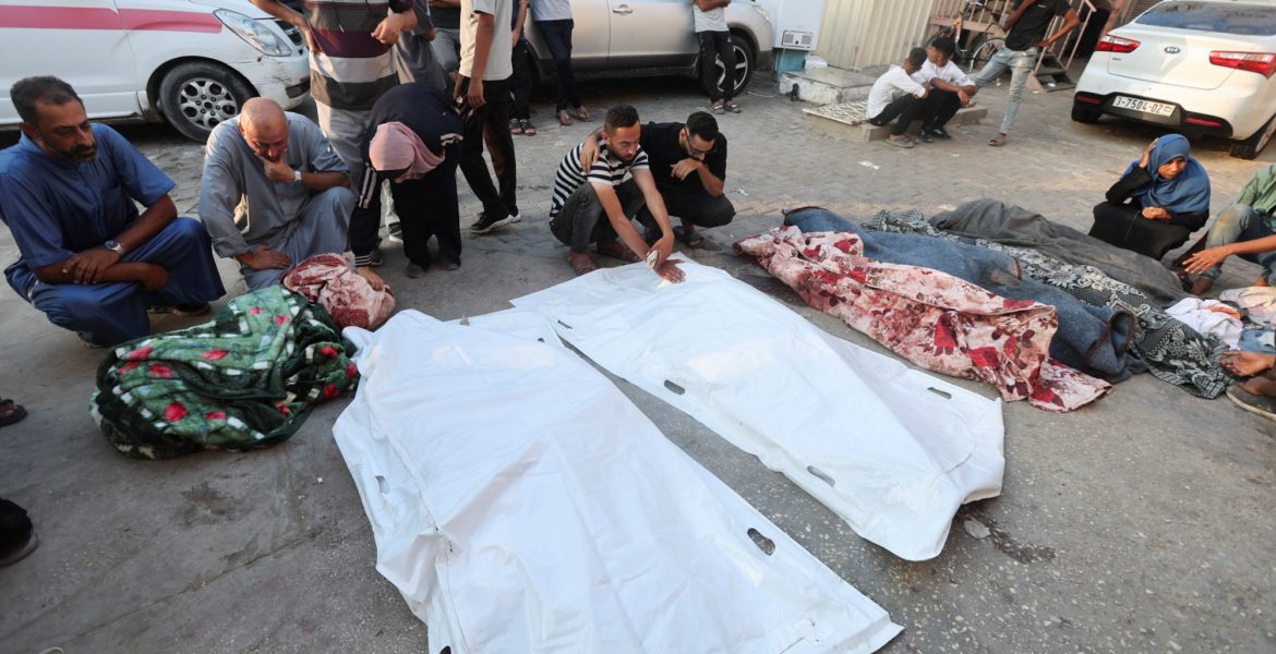 “إسرائيل قصفت مخيم النصيرات 63 مرة في أسبوع”.. حكومة غزة: الاحتلال استخدم أسلحة كيميائية في هجماته