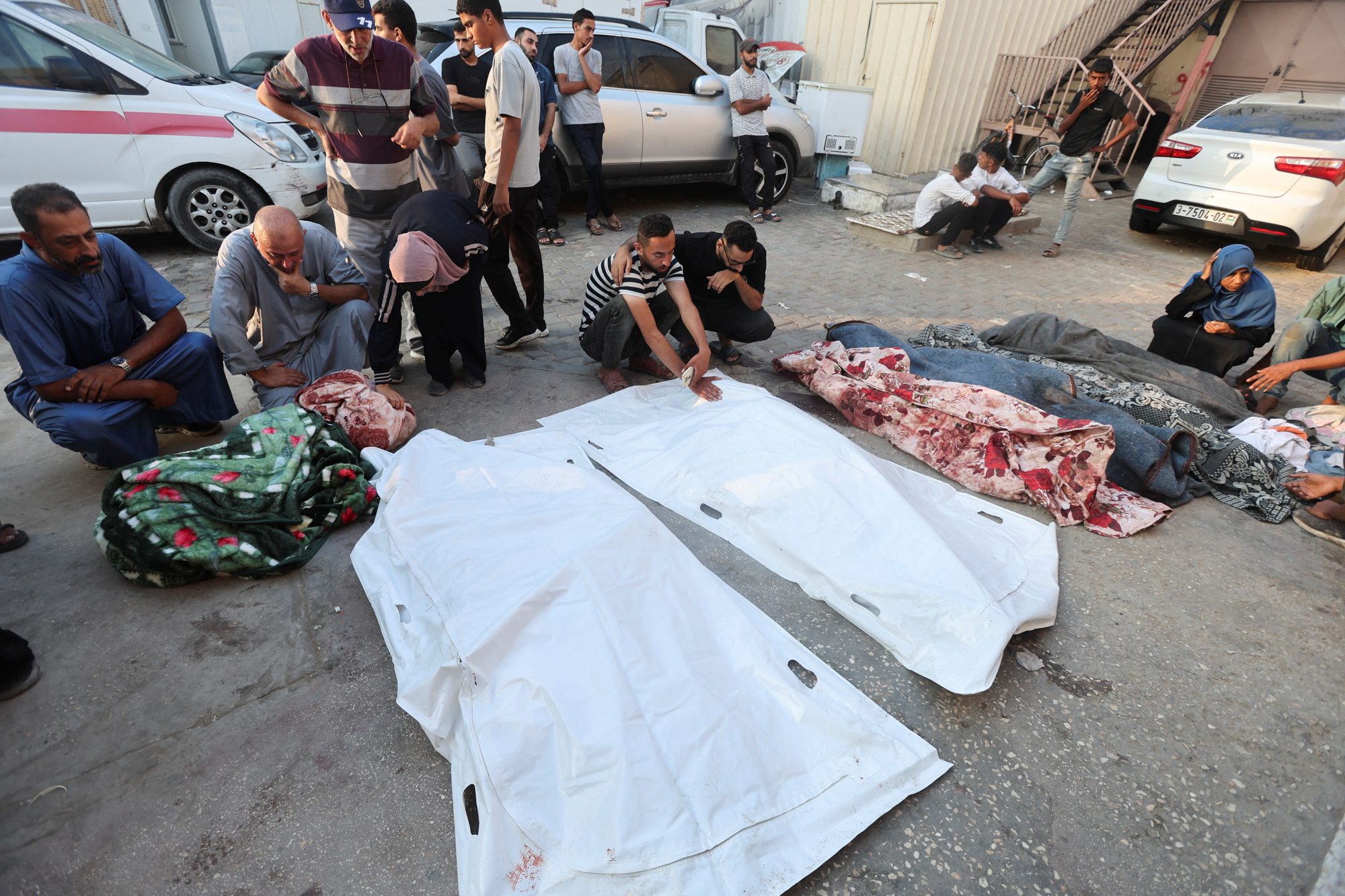 غارات مكثفة على النصيرات