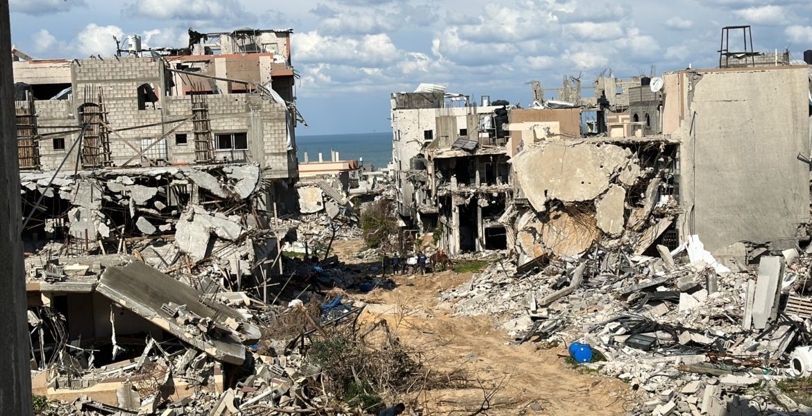 بعضها متحللة بالكامل ومجهولة الهوية.. وزارة الصحة بغزة تنتشل جثامين 14 فلسطينياً من مناطق غرب رفح 