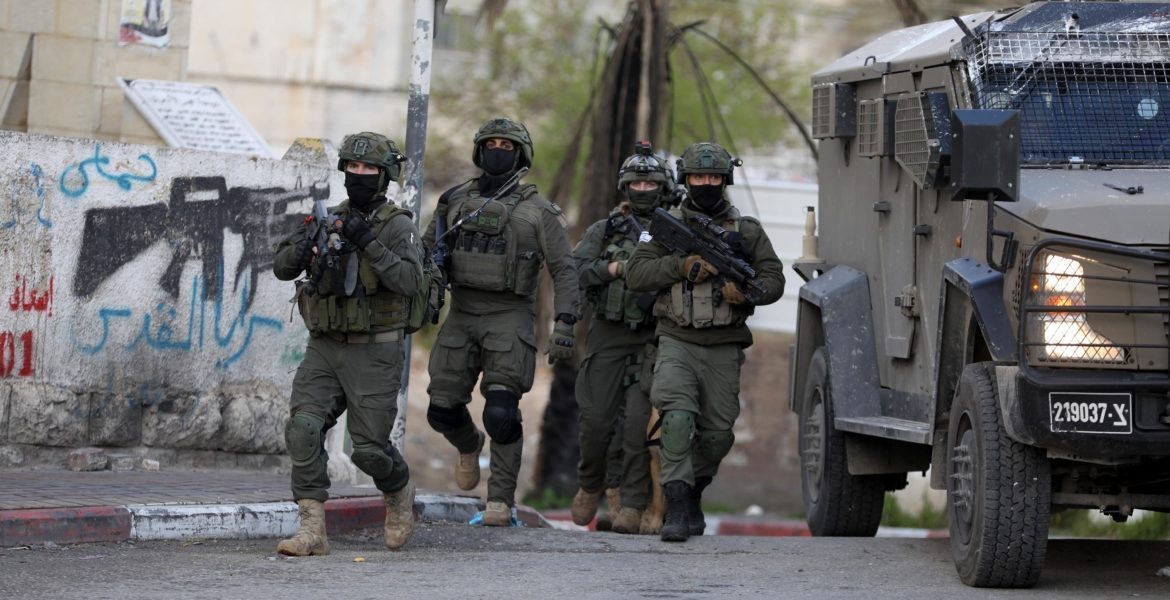مقتل جندي وإصابة ضابط إسرائيلي بالضفة.. عبوة ناسفة انفجرت في مدرعة كانت تقلهما بمخيم نور شمس