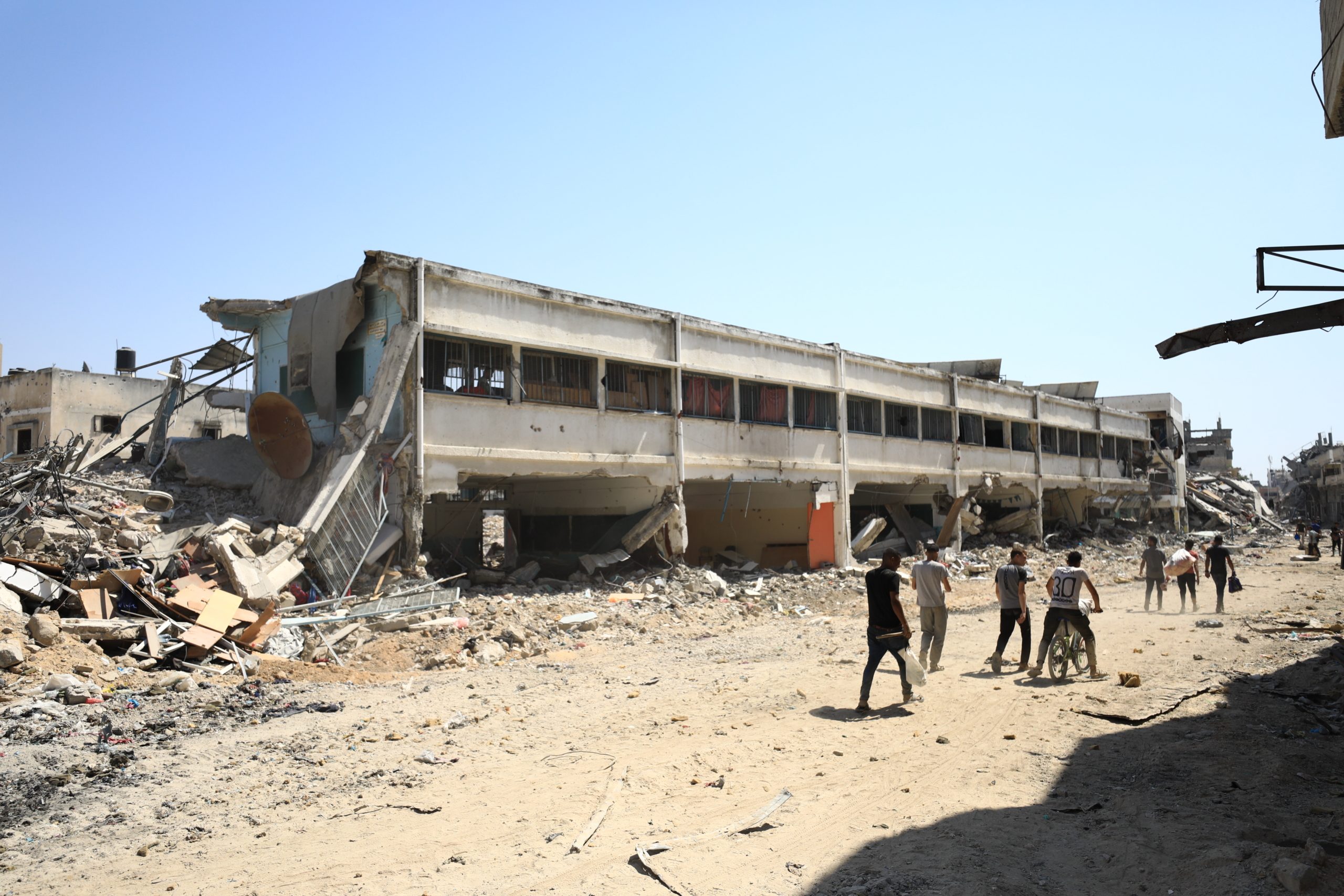 الاحتلال ينسحب من الشجاعية.. دمار كبير في الحي الشهير شرق غزة، ودبابات معطوبة بالشوارع 