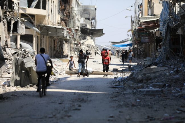 أهالي غزّة يرفضون النزوح بعد منشورات ألقاها الاحتلال.. حملة على مواقع التواصل أبرزت صمودهم 